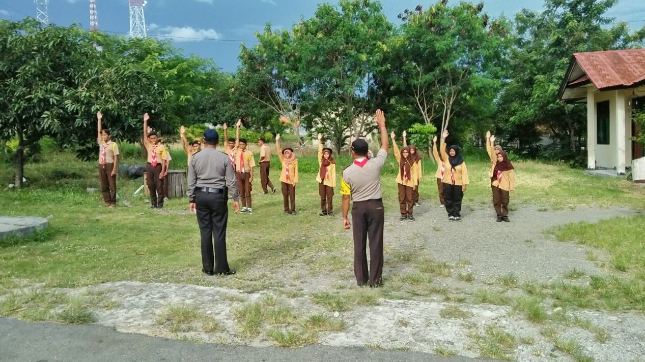 Kanit Binmas Polsek Lembor dan Bhabinkamtibmas Desa Pondo beri pelatihan 12 gerakan lantas kepada Para Saka Bhayangkara