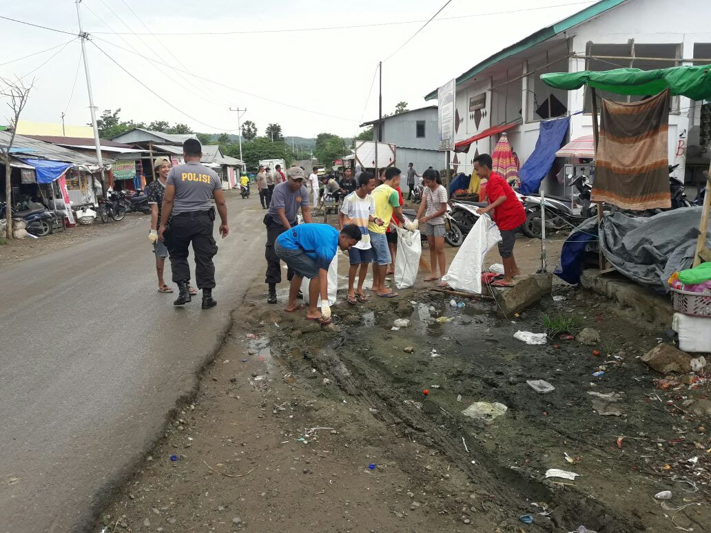 Personil Polres Mabar dan Pemuda Pemudi Labuan Bajo gencar lakukan bakti sosial bersih-bersih sampah