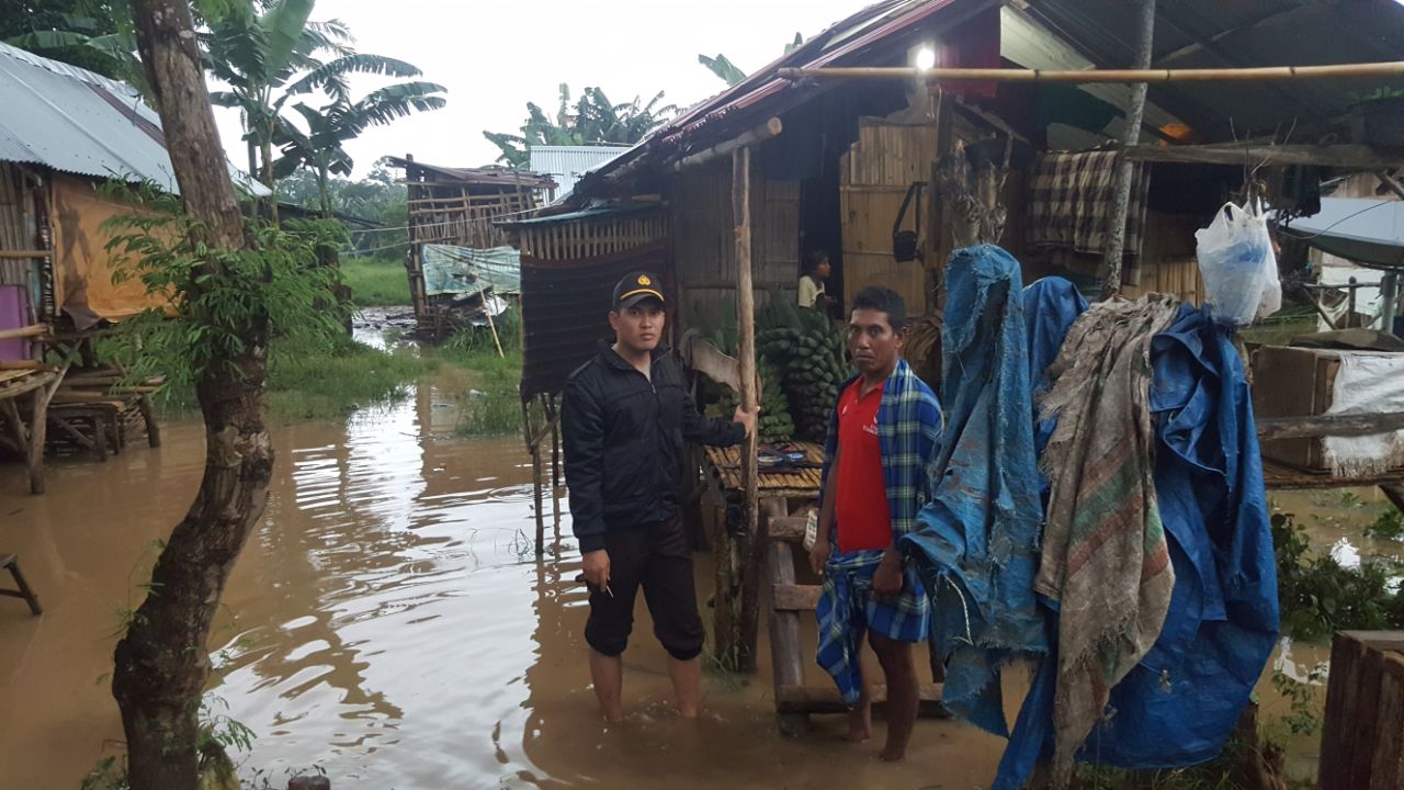 Kapolsek Komodo dan Bhabinkamtibmas Desa Golo Bilas tinjau lokasi Banjir yang terjadi di Kampung Capi