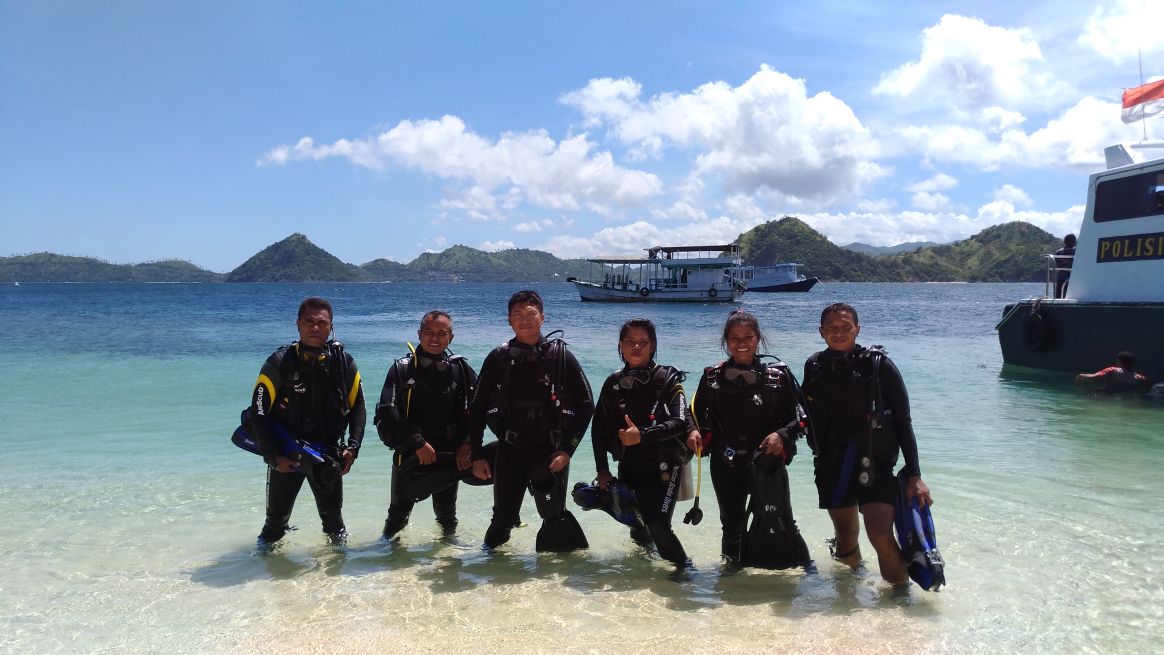 Polres Mabar dan Ditpolair Baharakam Polri Gelar Latihan Scuba Diving dan Bersih Pantai di Pulau Bidadari