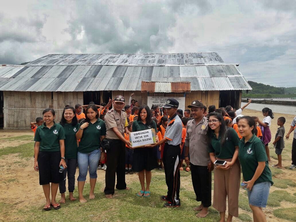 Personil Polres Mabar kawal kegiatan Penyerahan bantuan serta kunjungan Sekolah Lentera Harapan ke SD Negeri Nanga Boleng