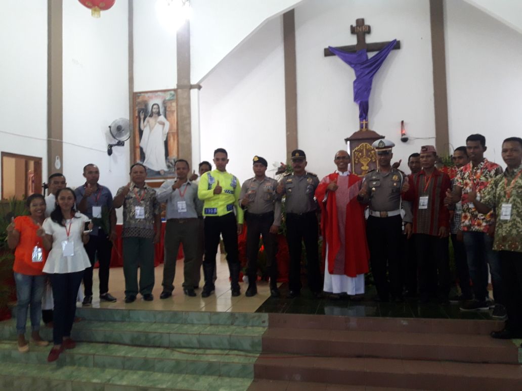 Pengamanan Misa Minggu Palma Oleh Personil Polres Mabar dan Jajaran
