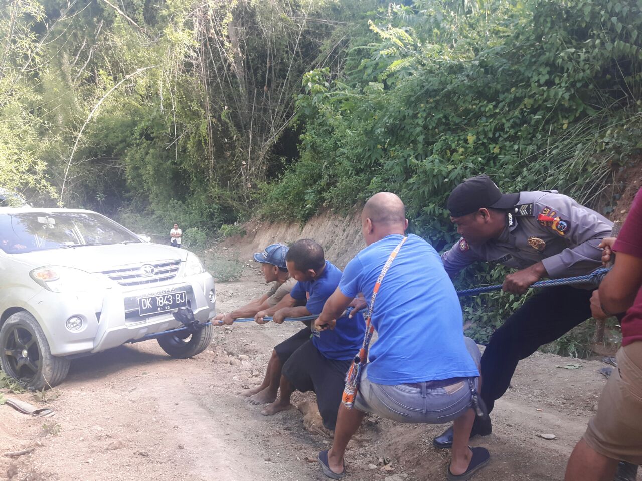 Brigpol Nasarudin Sigap bantu evakuasi sebuah mobil yang terperosok di jalan pantura Desa Batu Cermin