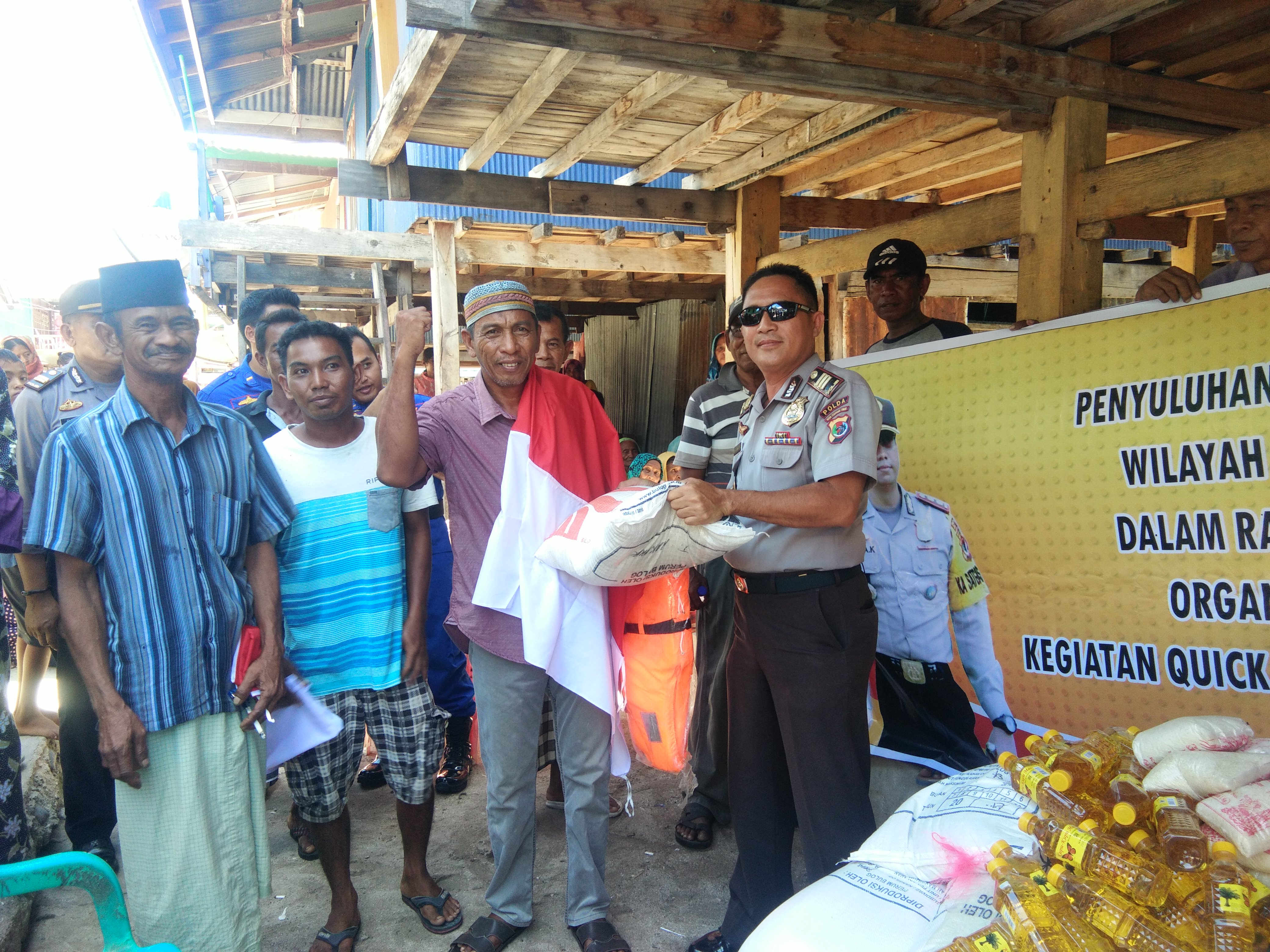 Polres Mabar salurkan bantuan kebutuhan pokok kepada warga di Pulau Mesah dan Pulau Rinca