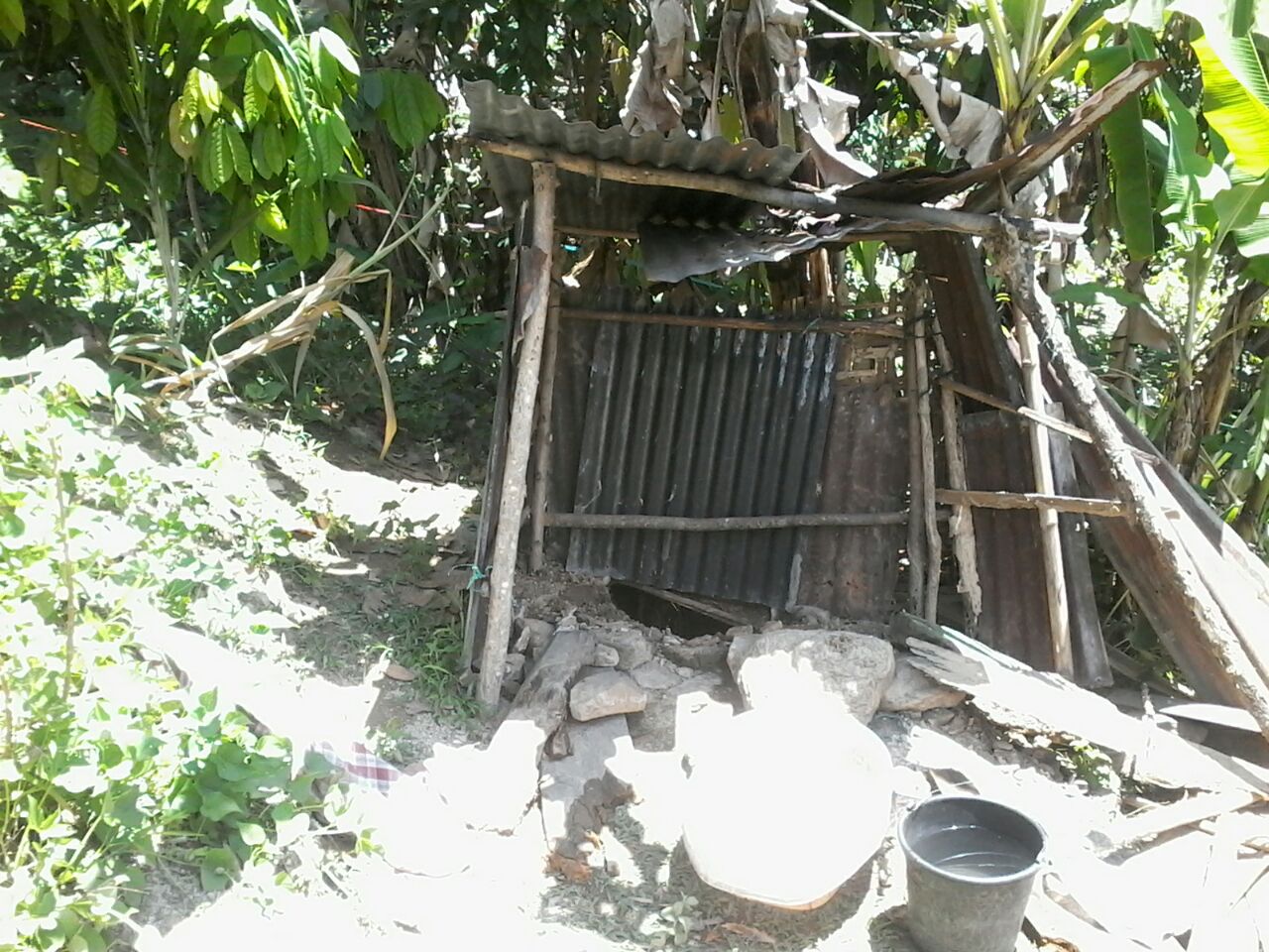 Warga Compang Cules Kec. Kuwus di Gegerkan temuan Jasad Bayi di Septic Tank  Salah Satu Rumah warga