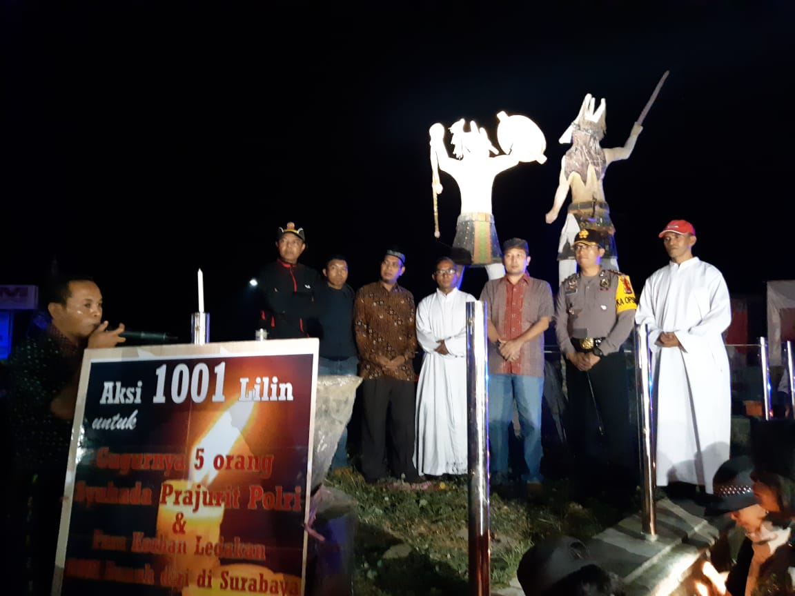 Aksi Simbolis 1001 Lilin Masyarakat Manggarai Barat Mengenang Gugurnya Personil Polri Dan Korban Meninggal Dunia Akibat Aksi Terorisme