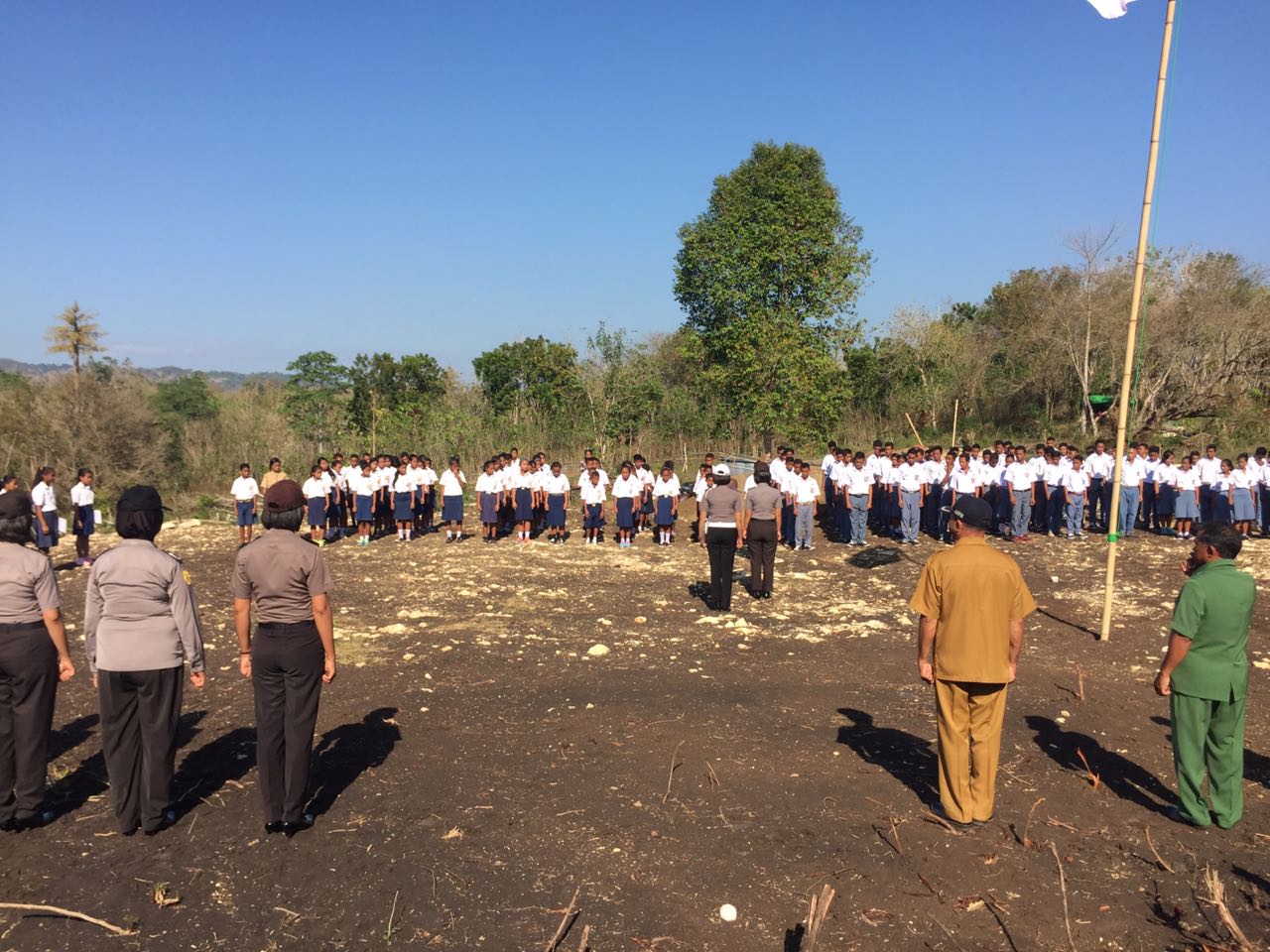 Polwan Mabar Kunjungi Sekolah di Desa Compang Longgo