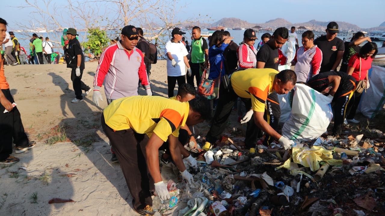 Polres Mabar Berpartisipasi Dalam Giat Gerak Bersih Pantai dan Laut