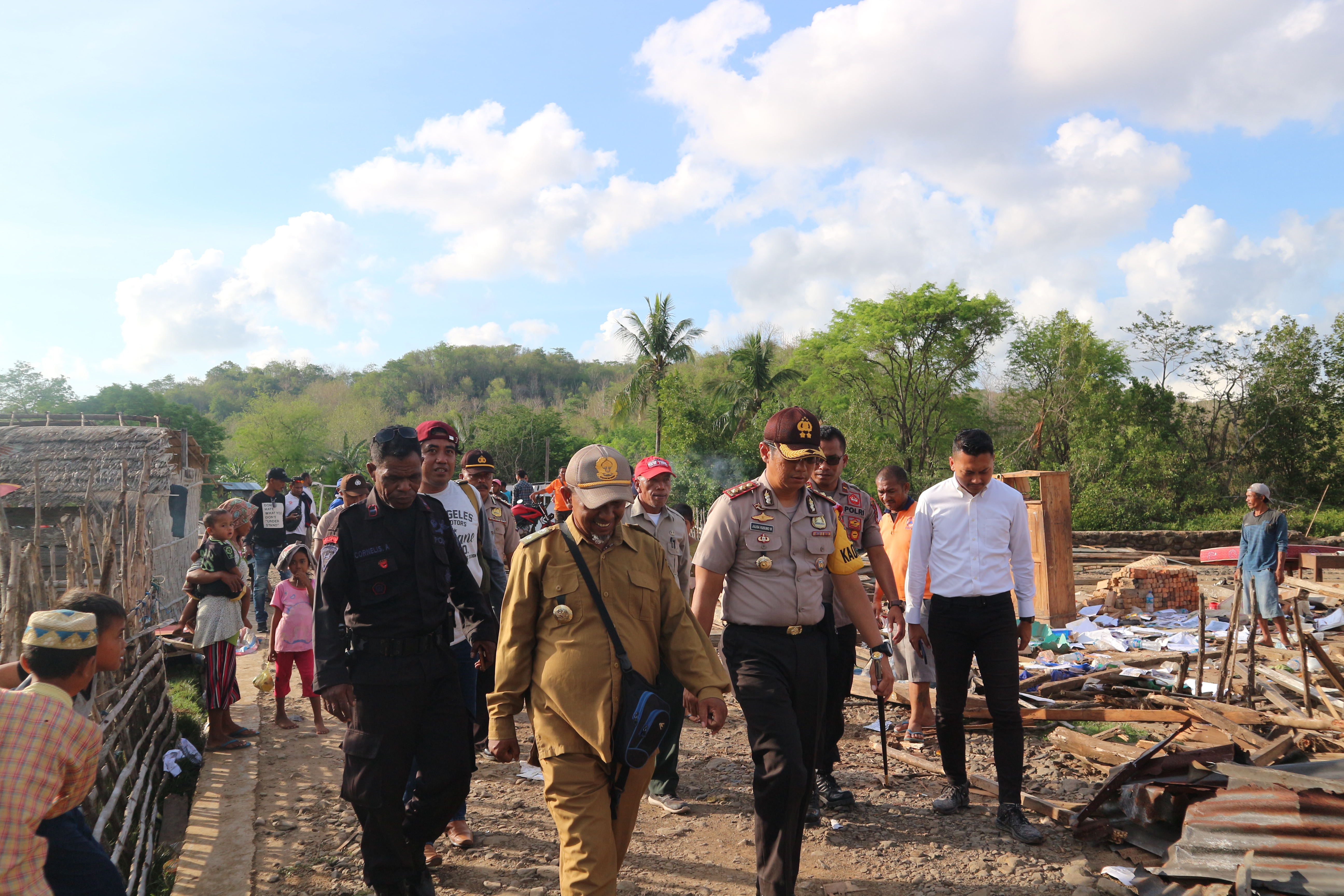 Peduli Bencana, Polres Mabar Berikan Bantuan Untuk Korban Puting Beliung Manggarai Barat