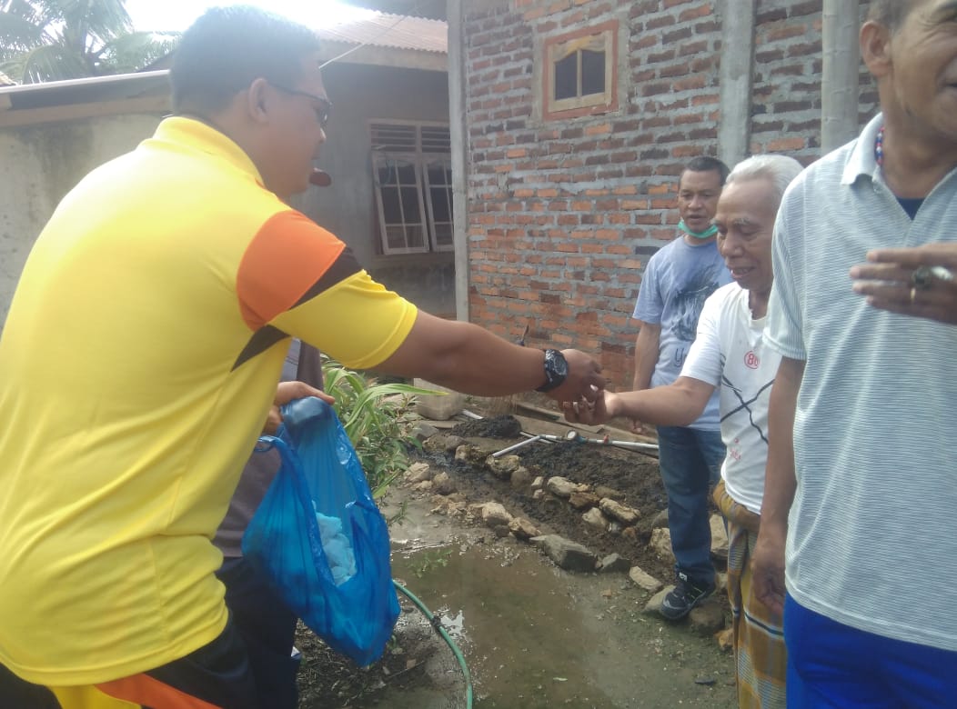 Darurat DBD di Manggarai Barat, Bhabinkamtibmas Desa Gorontalo Bantu Bagikan Obat Abate Ke Warga