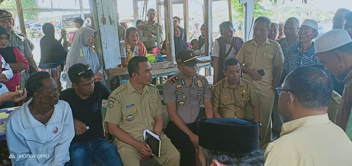 Rawan Bentrok, Kapolsek Komodo Pimpin Pengamanan Penertiban Lokasi Penyimpanan Rombong Wisata Kuliner