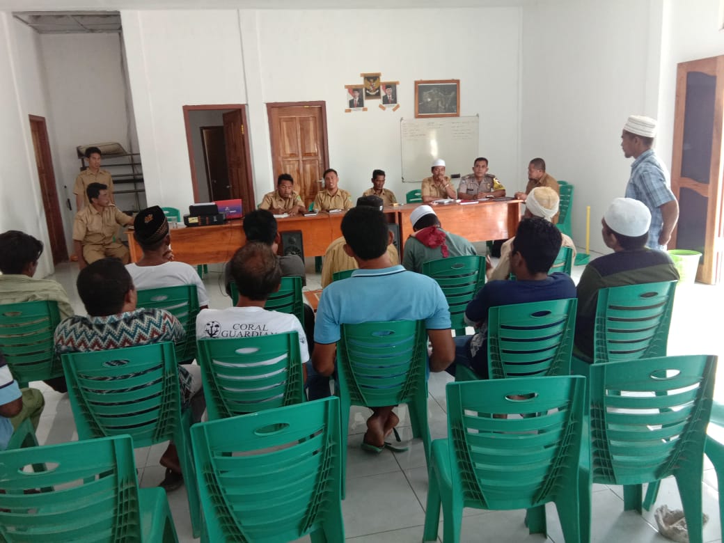 Bhabinkamtibmas Monitor Rapat Penertiban Kegiatan Usaha di Desa Seraya