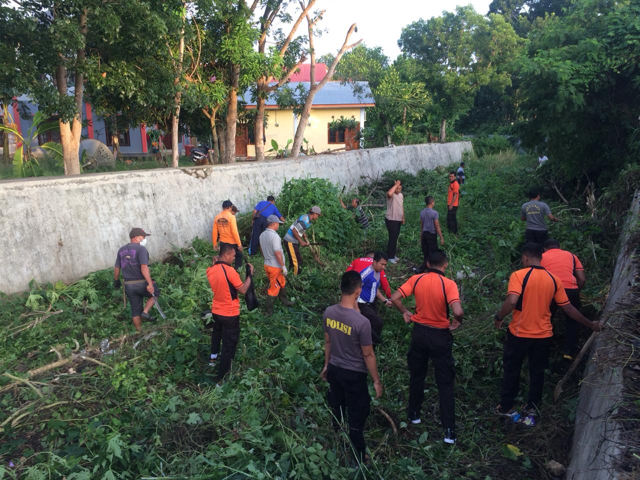 Seluruh Personel Polres Manggarai Barat Bersih-Bersih Massal Perangi DBD di Kota Labuan Bajo