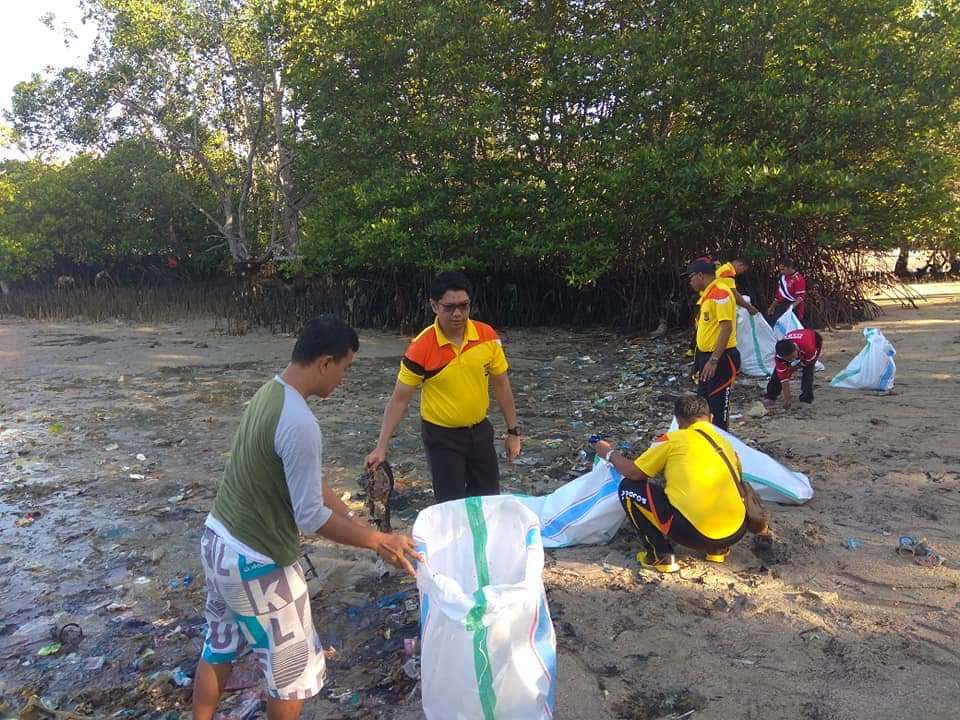 Hari Peduli Sampah Nasional, Seluruh Personel Polres Mabar Bersihkan Pantai