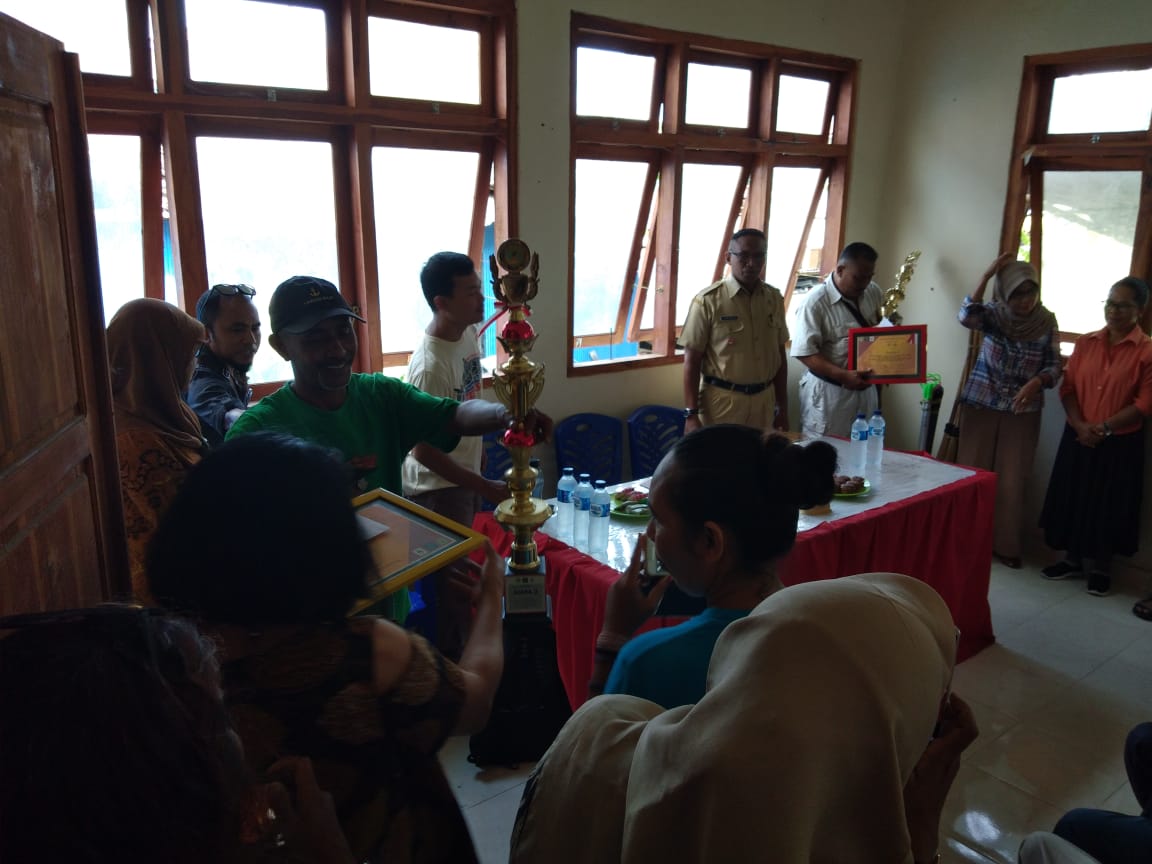Bhabinkamtibmas Kelurahan Labuan Bajo Ikut Serahkan Hadiah Lomba Kebersihan Tingkat RT
