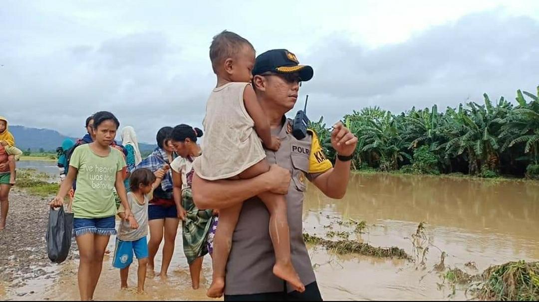 Gendong Balita, Kapolres Manggarai Barat Bantu Evakuasi Korban Banjir di Manggarai Barat