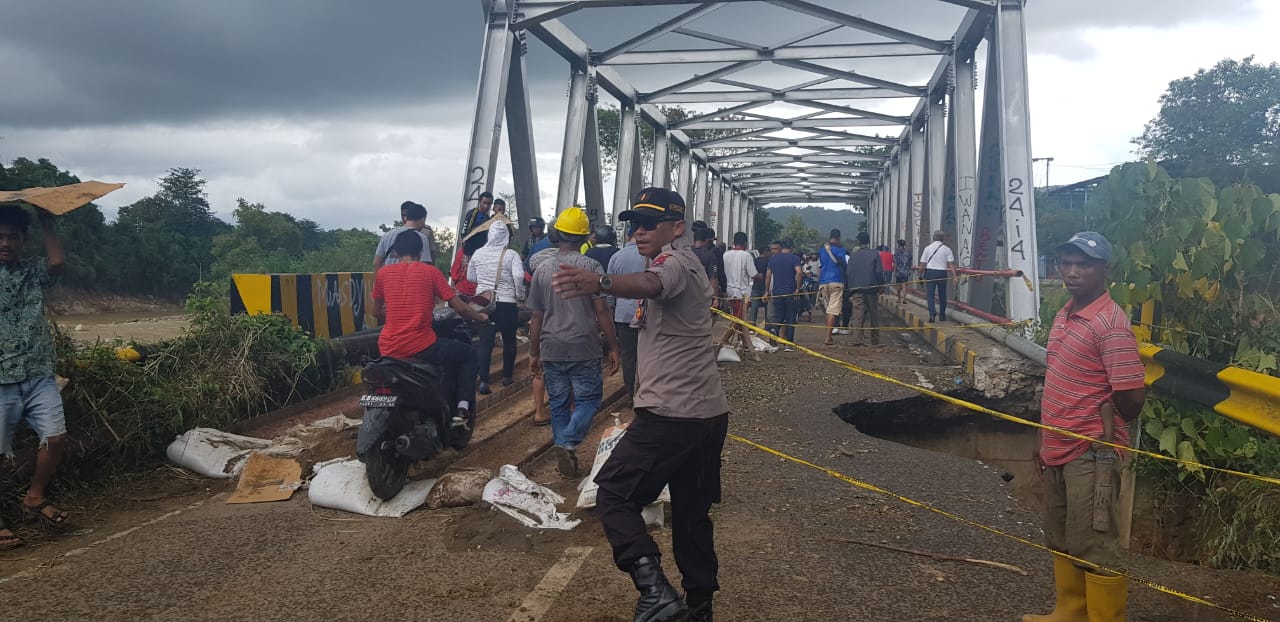 Jembatan Rusak Diterjang Banjir, Kapolsek Komodo Bantu Atur Lalin Kendaraan