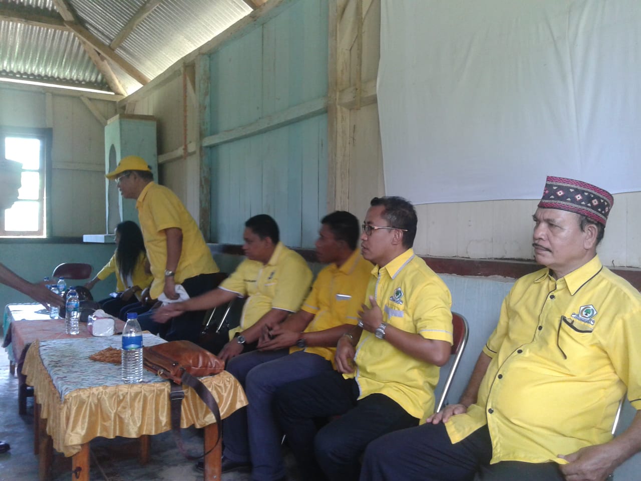 Anggota Polsek Lembor Lakukan Pengamanan Kampanye Caleg Partai Golkar di Kecamatan Mbeliling