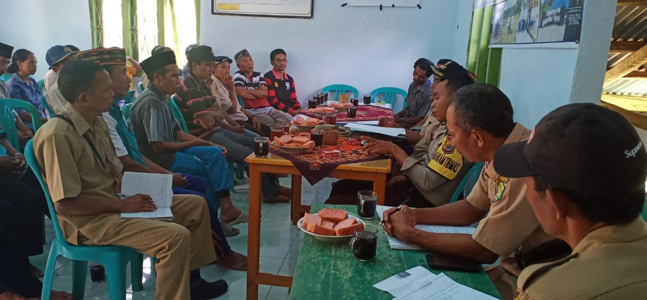 Bhabinkamtibmas Desa Compang Suka Ikuti Rapat Penetapan APBDes 2019