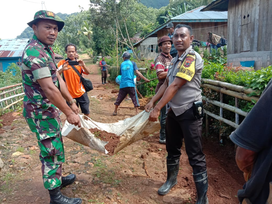 Bhabinkmatibmas Desa Golo Kempo Antusias Ikuti Gotong Royong Bersihkan Jalan Desa