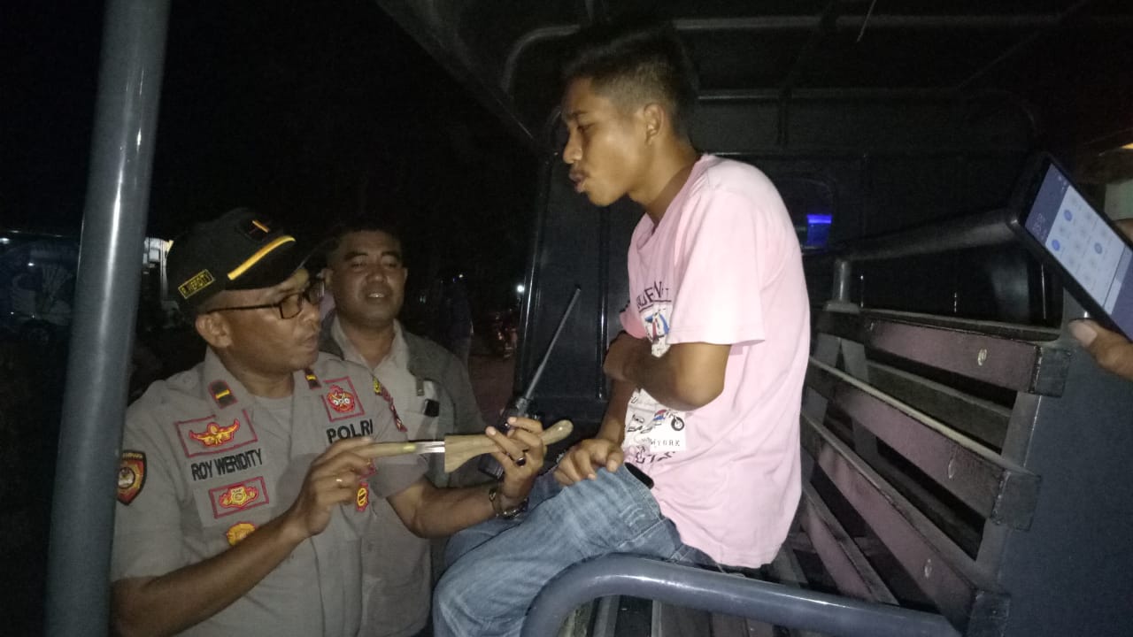 Patroli Malam, Polsek Komodo Amankan Pemuda Pembawa Sajam