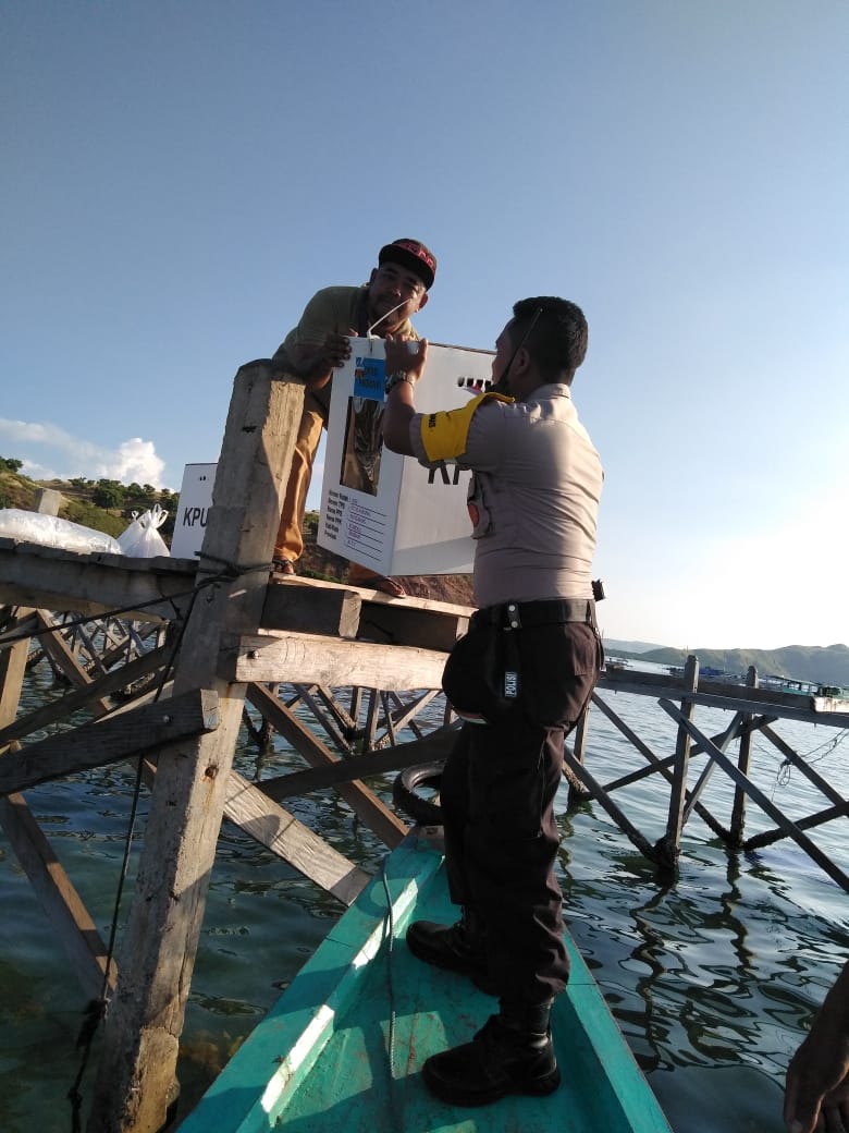 Pakai Perahu, Bhabinkamtibmas Desa Papagarang Kawal Logistik Pemilu 2019