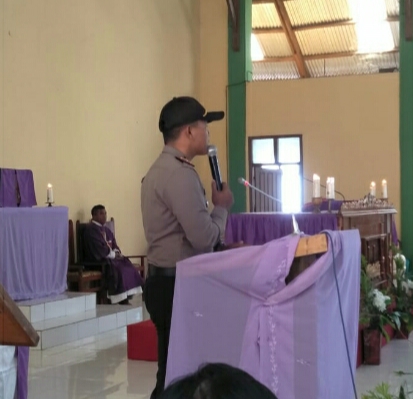 Datangi Gereja, Kapolsek Kuwus Himbau Masyarakat Jaga Kamtibmas Jelang Pemilu 2019