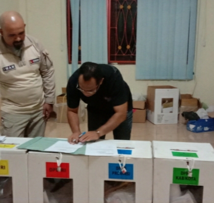 Anggota Polres Mabar Kawal Bawaslu Serahkan Kotak Suara Pemilu 2019 di KPU Mabar