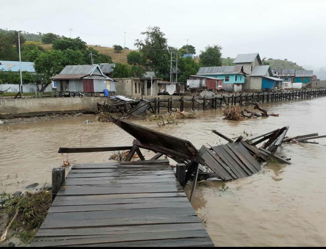 Bhabinkamtibmas Tinjau Banjir di Pulau Komodo, Rumah Warga Rusak dan Jembatan Putus