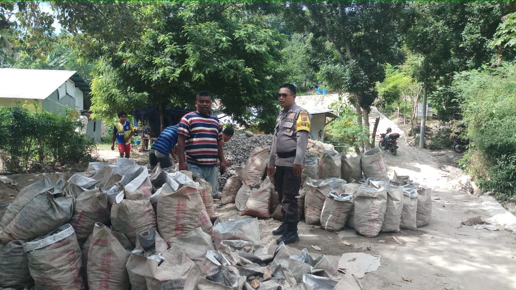 Bhabinkamtibmas Desa Gorontalo Awasi Pembangunan Jalan Dari Dana Desa