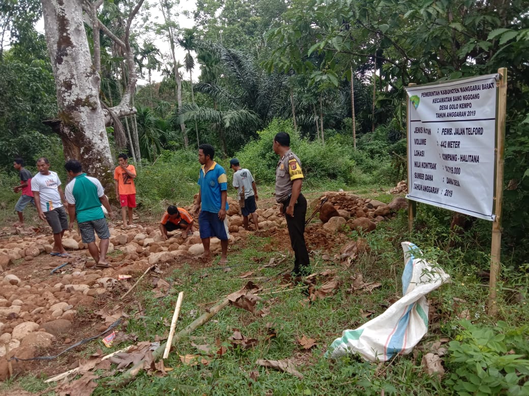 Kawal Dana Desa Golo Kempo, Bhabinkamtibmas Awasi Pembangunan Jalan Treford