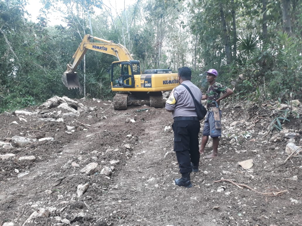 Proyek Dana Desa, Bhabinkamtibmas Desa Watu Nggelek Pantau Penggusuran Jalan Desa Sejauh 500 Meter