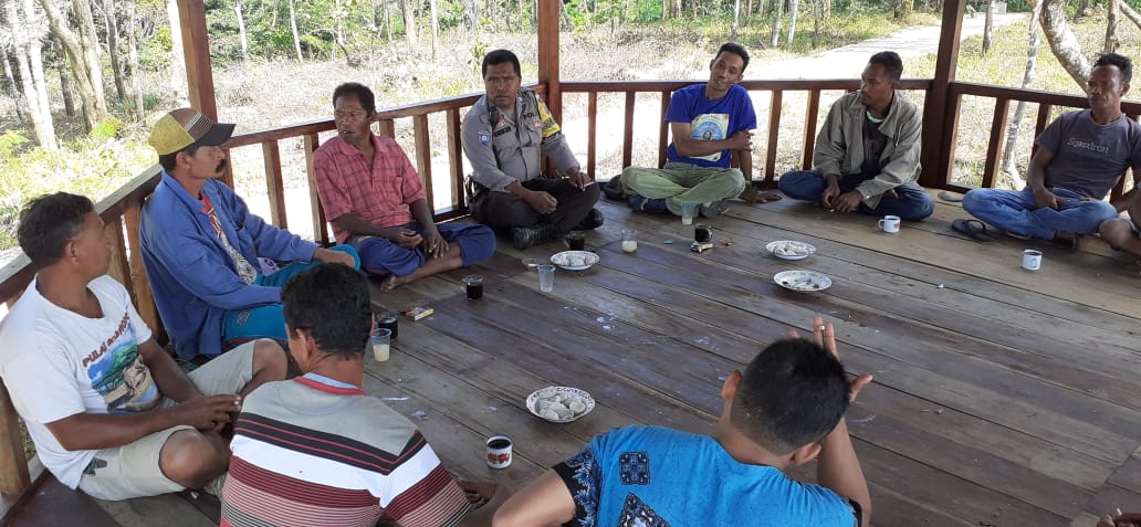 Usai Kerja Bakti, Bhabinkamtibmas Desa Cunca Lolos Ngopi Bareng Warga di Rumah Adat Puncak Eltari Puarlolo