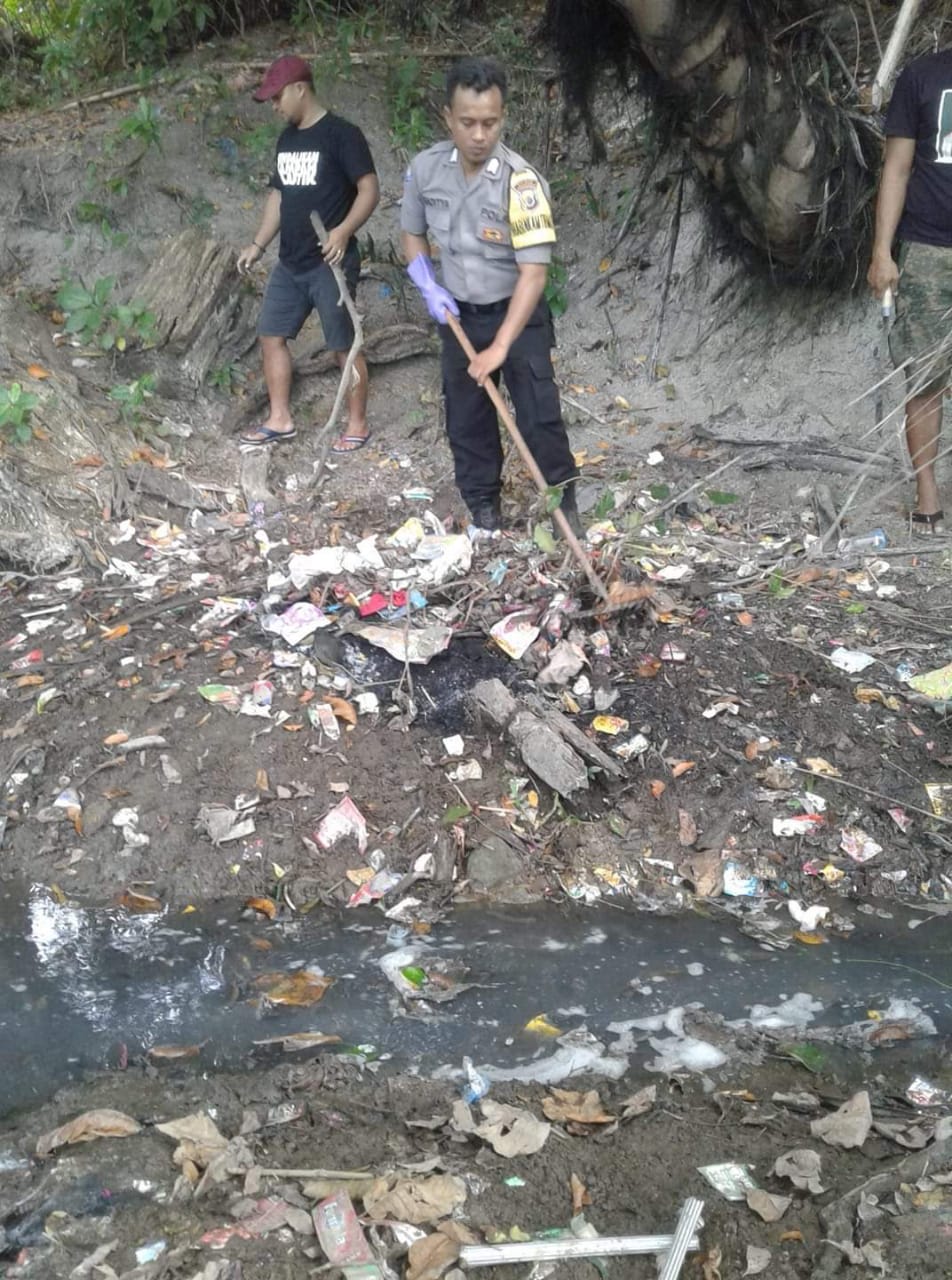 Bhabinkamtibmas dan Karang Taruna Desa Batu Cermin Gotong Royong Bersihkan Area Mata Air