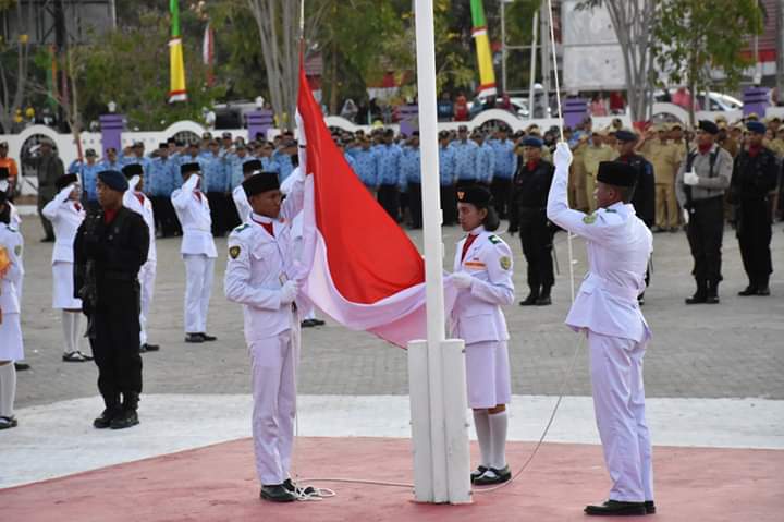 Peringati HUT RI Ke-74, Kapolres Mabar Hadiri Upacara Penurunan Bendera Merah Putih