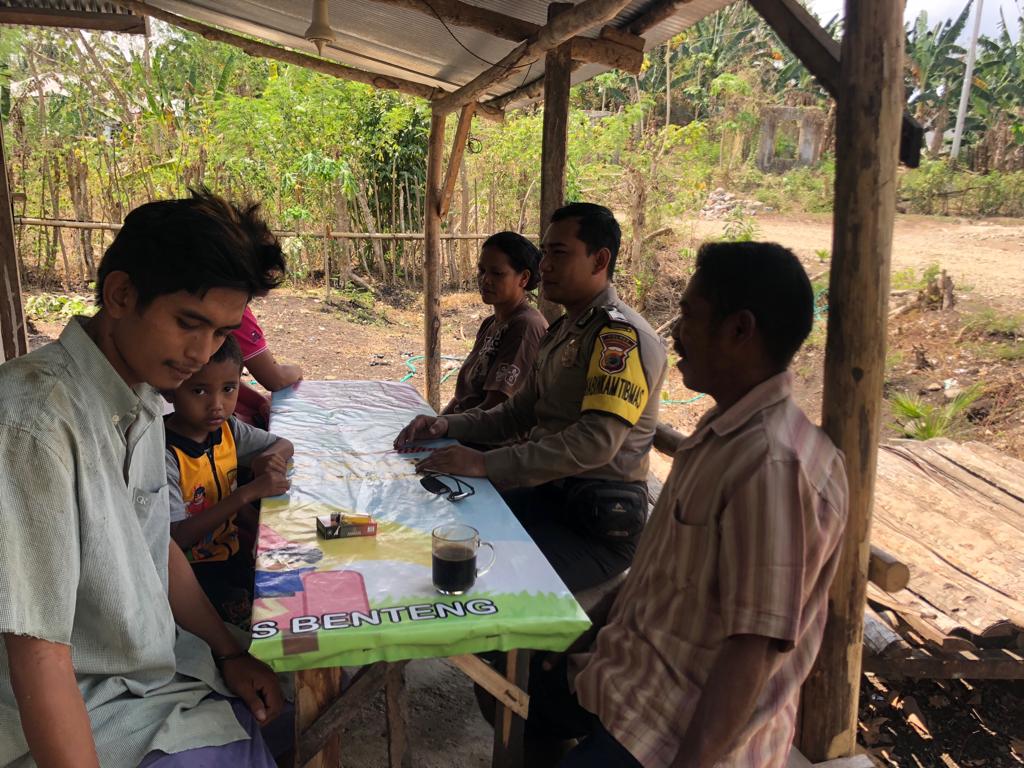 Bhabinkatibmas Desa Golo Pongkor Jelaskan Cara Urus SIM da SKCK Kepada Masyarakat