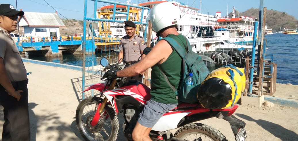 Tingkatkan Keamanan, KP3 Laut Polres Mabar Rutin Periksa Identitas Penumpang Ferry