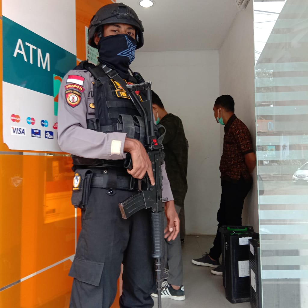 2 Anggota Polres Mabar Kawal Proses Isi Uang Mesin ATM di Labuan Bajo