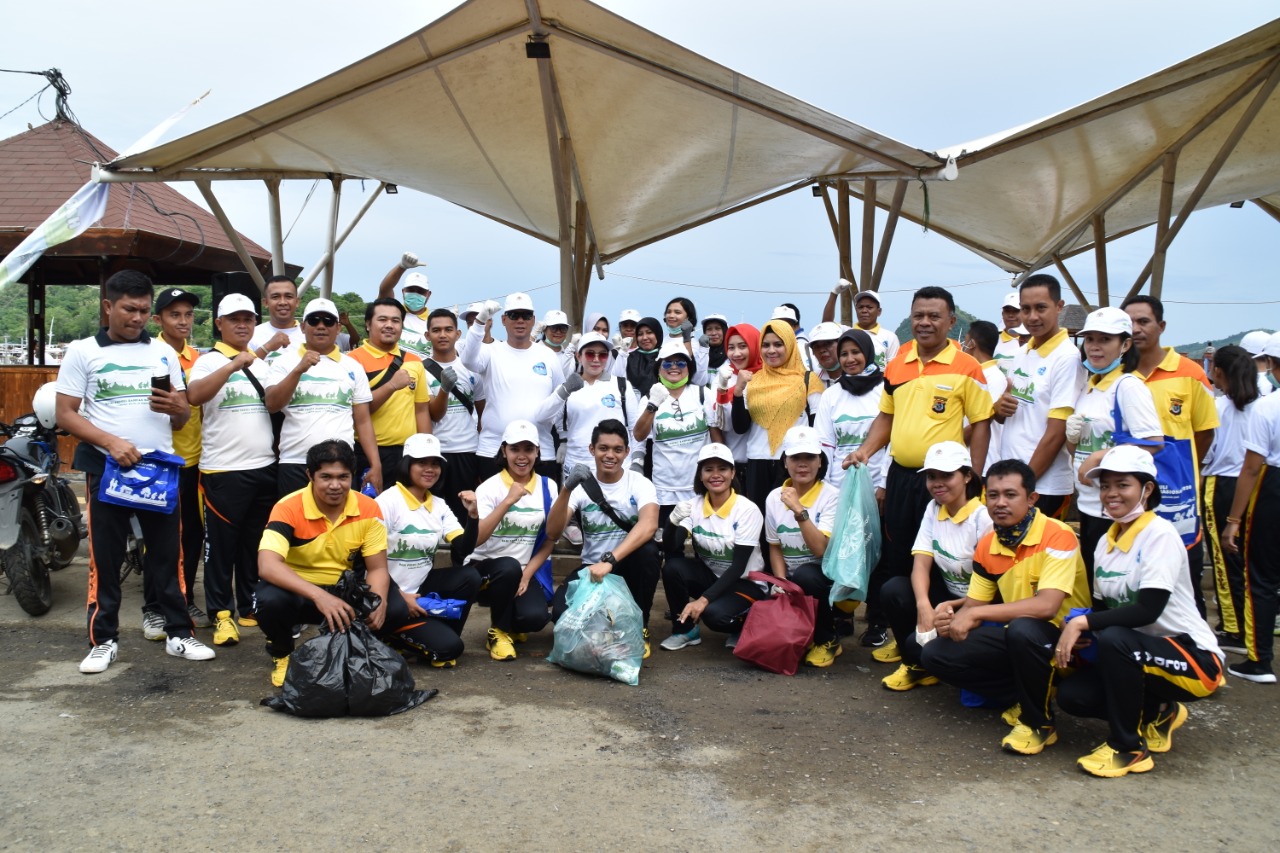 HPSN 2020, Polres Mabar Punguti Sampah Pesisir Pantai Labuan Bajo