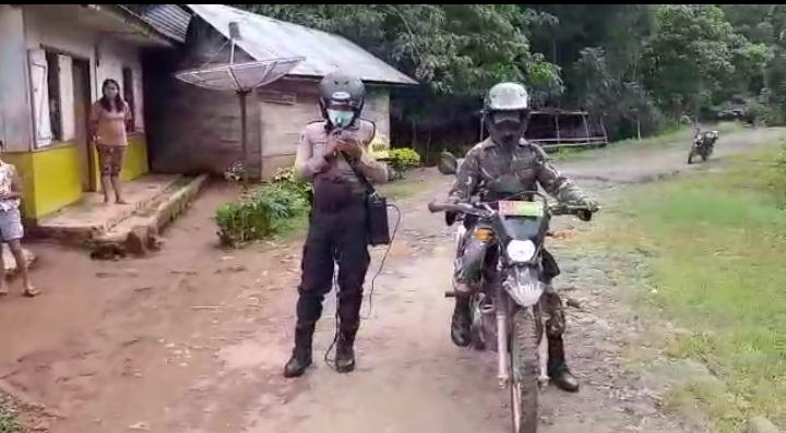 Kompak, Bhabinkamtibmas Polsek Kuwus dan Babinsa Himbau Warga Cegah Corona Menggunakan Motor Keliling Kampung