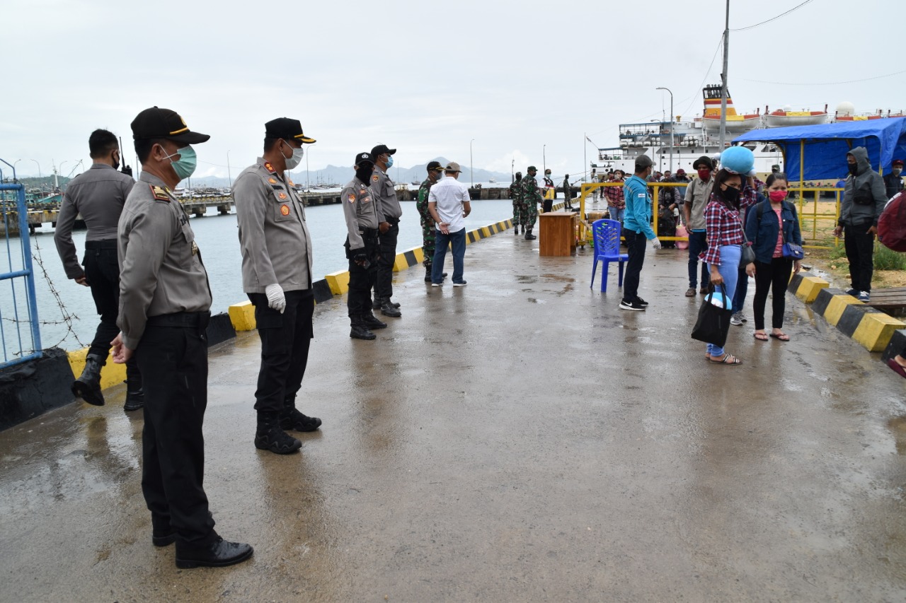 Antisipasi Penyebaran Covid-19, Kapolres Mabar Bersama Bupati Awasi Langsung Pemeriksaan Penumpang di Pelabuhan