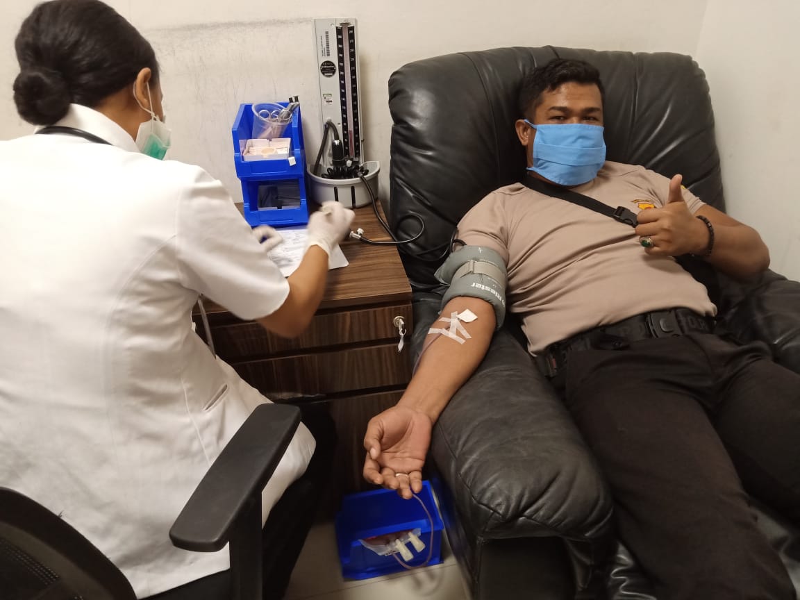 Peduli Kemanusiaan di Tengah Wabah Covid-19, Polres Mabar Bantu Warga Donor Darah